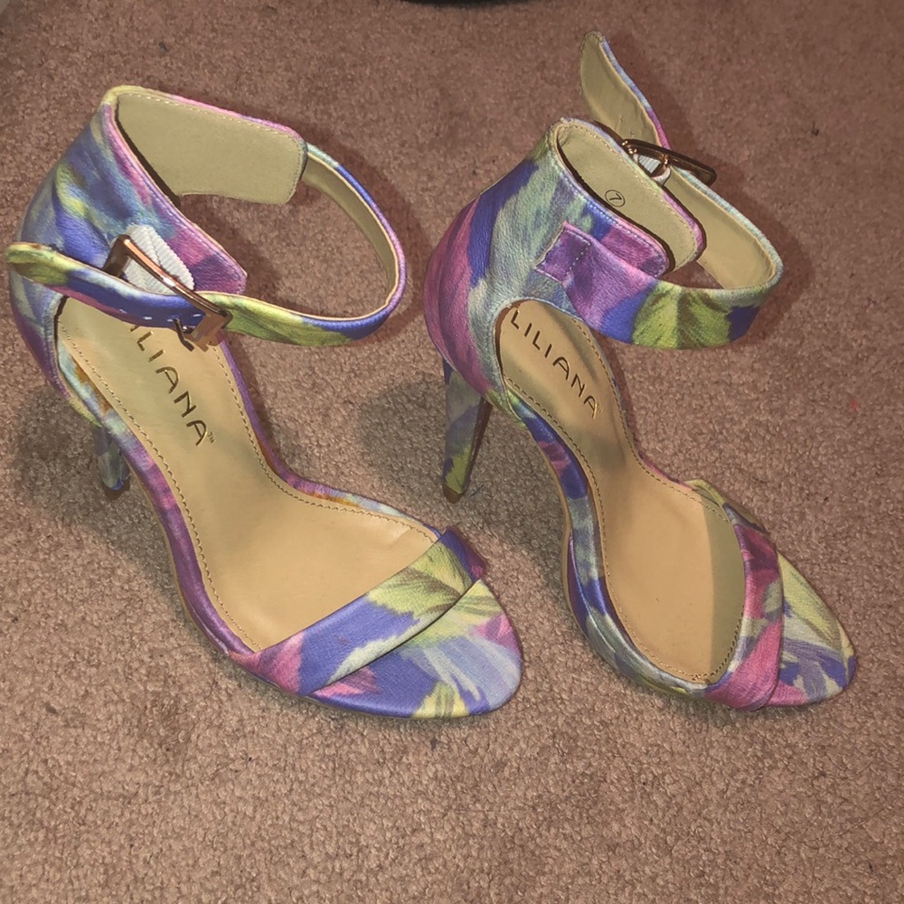 Floral heels 👠 CUTE!